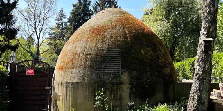 Aktion am Kriegsbunker: Die Künstlerin Anne Arndt kommt zur Instandhaltungsaktion nach Marl.