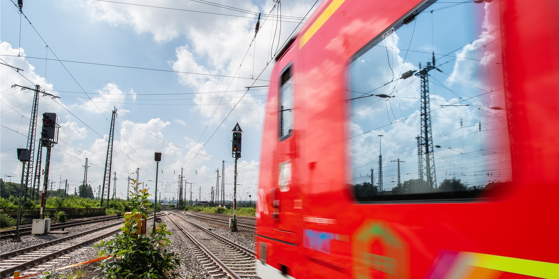 Eine Regionalbahn an einem Bahnhof.