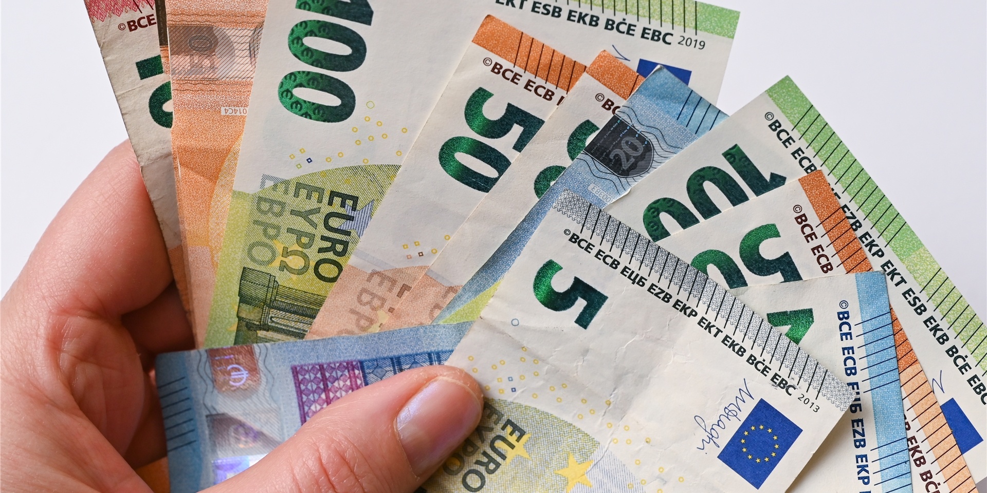 Eine Frau hält Eurobanknoten in ihren Händen.