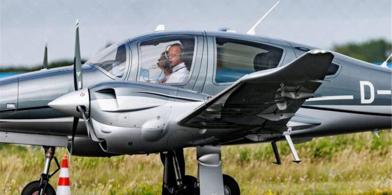 CDU-Chef Friedrich Merz und seine Frau Charlotte kamen mit ihrem Privatflieger zur Hochzeit von Bundesfinanzminister Christian Lindner (FDP) nach Sylt.