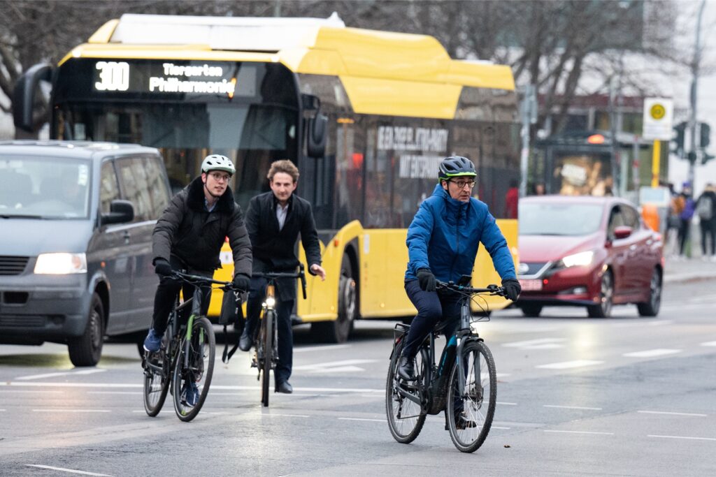 Landwirtschaftsminister Cem Özdemir (Bündnis 90/Die Grünen), hier im Dezember auf dem Weg zur Amtsübergabe, fährt gerne mit dem Fahrrad zur Arbeit. Landwirtschaftsminister Cem Özdemir (Bündnis 90/Die Grünen), hier im Dezember auf dem Weg zur Amtsübergabe, fährt gerne mit dem Fahrrad zur Arbeit.