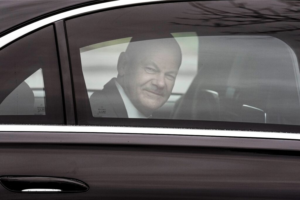 Olaf Scholz in seiner gepanzerten S-Klasse. Olaf Scholz in seiner gepanzerten S-Klasse.