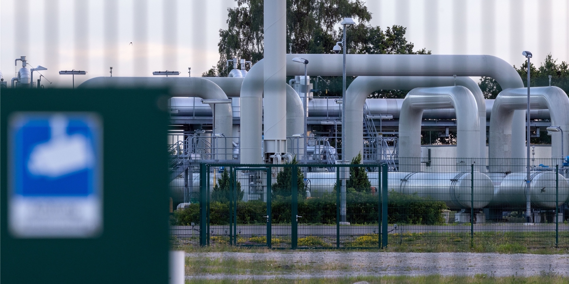 Ein Hinweisschild „Achtung Videoüberwachung“ hängt am Zaun vor der Gasempfangsstation der Ostseepipeline Nord Stream 1 und der Übernahmestation der Ferngasleitung OPAL (Ostsee-Pipeline-Anbindungsleitung).