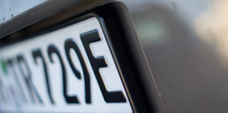 Wer ein Kennzeichen mit einem E hinter der Zahlenkombination am Auto hat, kann in Castrop-Rauxel jetzt 120 Minuten kostenlos parken.