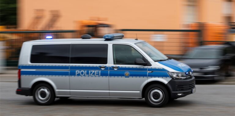 Ein Polizeifahrzeug fährt zu einem Einsatz.