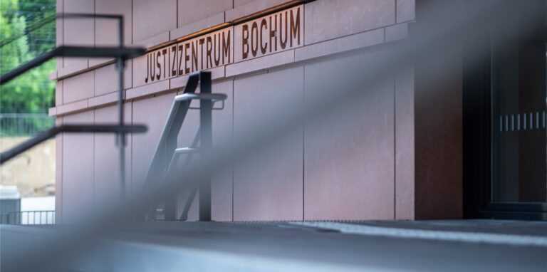 An der Treppe stehen beim Landgericht die Wörter: «Justizzentrum Bochum» in Stein gemeißelt.