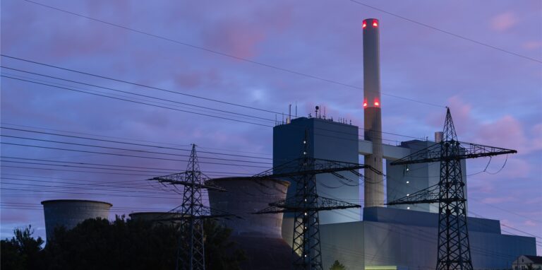 Wolken ziehen während der morgendlichen blauen Stunde über das Uniper-Gaskraftwerk in Gebersdorf.