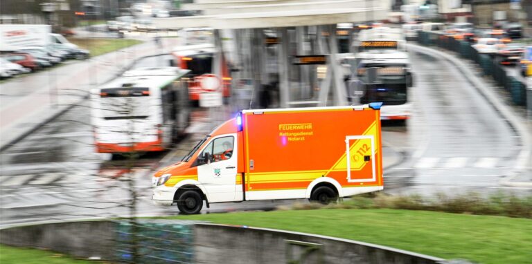 Ein Einsatzfahrzeug der Berufsfeuerwehr Herten auf dem Weg nach Westerholt.