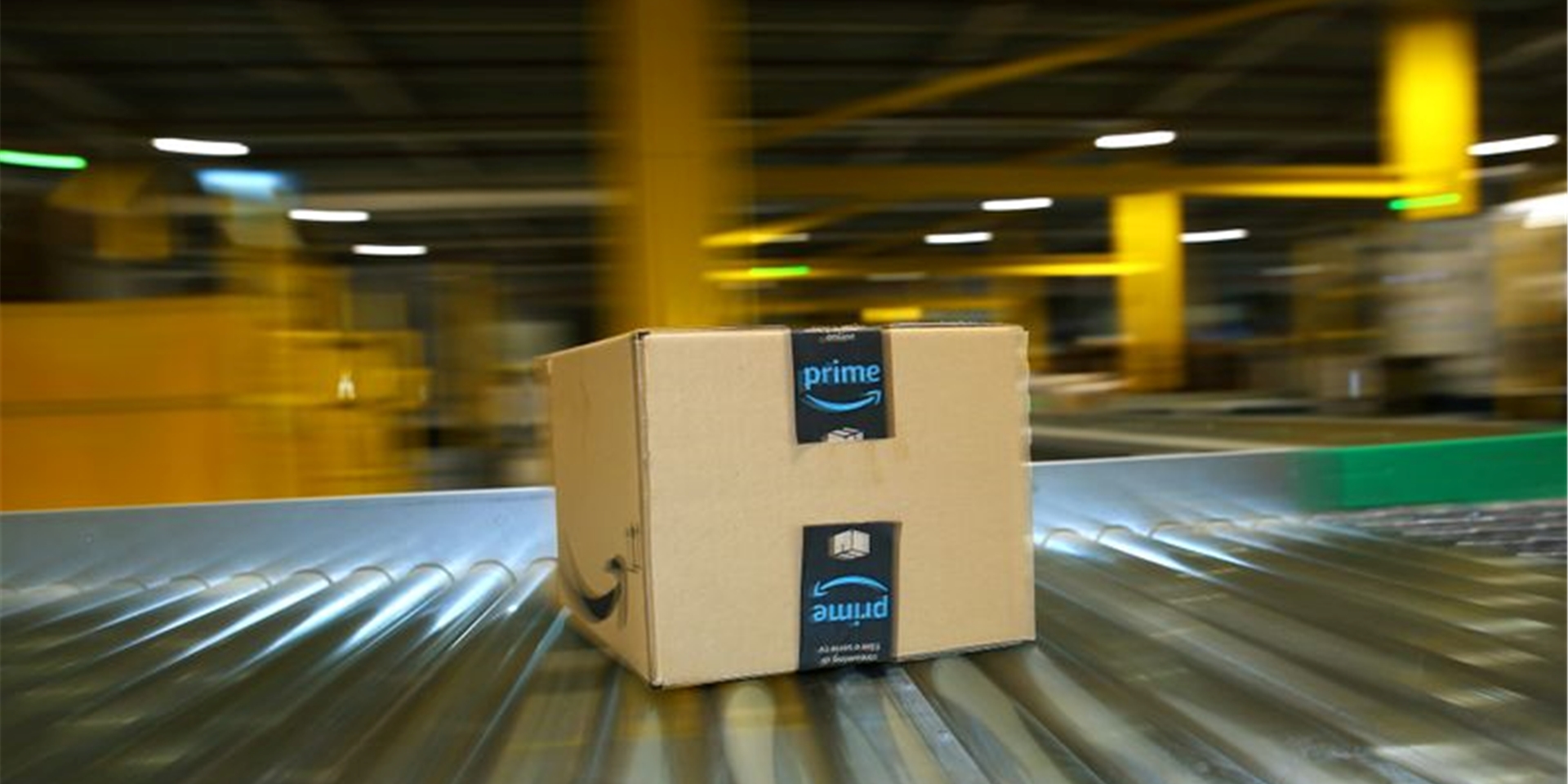 Ein Amazon-Prime-Paket auf einem Rollband.