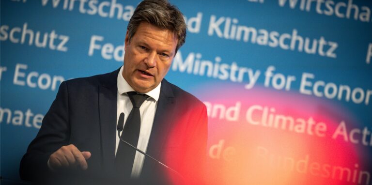 Robert Habeck (Bündnis 90/Die Grünen), Bundesminister für Wirtschaft und Klimaschutz, spricht bei einem Pressestatement zur Energie und Versorgungssicherheit. Im Vordergrund leuchtet die rote Aufnahmelampe einer TV-Kamera.