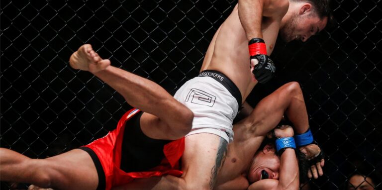 Unser Symbolbild zeigt einen professionellen MMA (Mixed Martial Arts)-Kampf. Keiner der beiden Abgebildeten ist der Kämpfer, der beschuldigt wird, aus dem rechten Umfeld zu kommen.