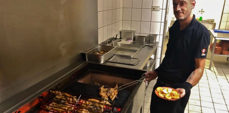 Das Herzstück der Küche und der wichtigste Ort im Churrasco: Der große, offene Holzkohle-Grill.