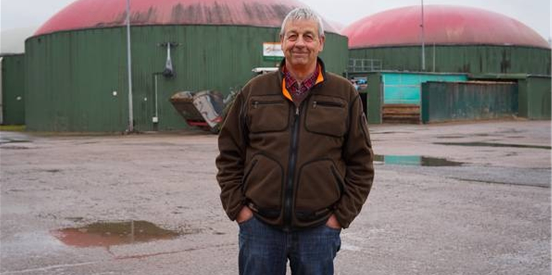 Landwirt Rainer Bonnhoff vor seiner Biogasanlage.