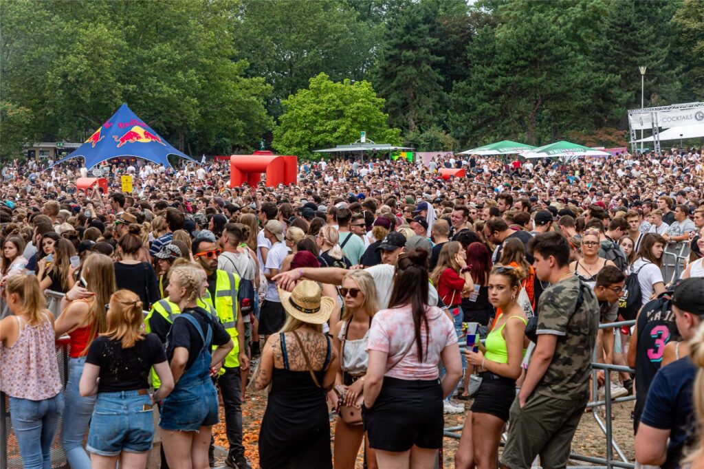 Tausende Menschen treffen sich am Wochenende in Dortmund vor den Bühnen im Westfalenpark beim Juicy Beats 2022. Tausende Menschen treffen sich am Wochenende in Dortmund vor den Bühnen im Westfalenpark beim Juicy Beats 2022.