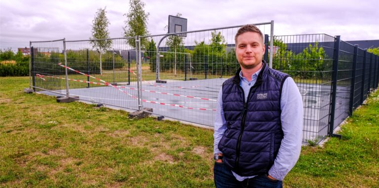 Das Lächeln fällt Tim Büning angesichts der Zerstörung auf dem Basketballfeld auf Schlägel & Eisen schwer. Der Spender der viel genutzten Spielfläche bedauert sehr, dass der Zaun von Unbekannten demoliert wurde und der Platz nun wieder abgeriegelt ist.