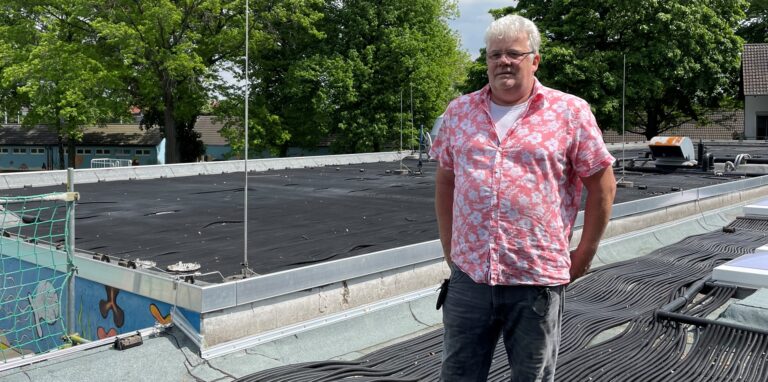 Bäderchef Heinz-Robert Schäfer steht auf dem Dach des Gebäudes am Parkbad Nord. Das Flachdach ist mit Solarabsorbern ausgelegt.