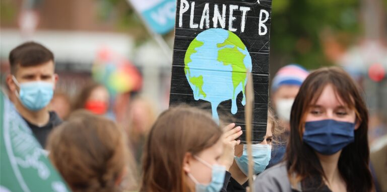 Ein Schild mit dem Text „There Is No Planet B“ ist bei einer Demonstration von Fridays for Future zu sehen.