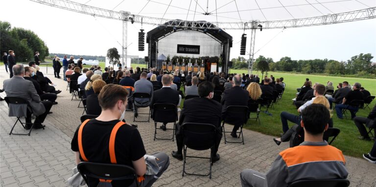 Angehörige, Mitarbeiter, Freunde nehmen bei einer Trauerfeier für die Todesopfer bei der Explosion der Sondermüllverbrennungsanlage im Bayer Chempark Ende Juli, Abschied. Bei der Explosion kamen sieben Menschen ums Leben.