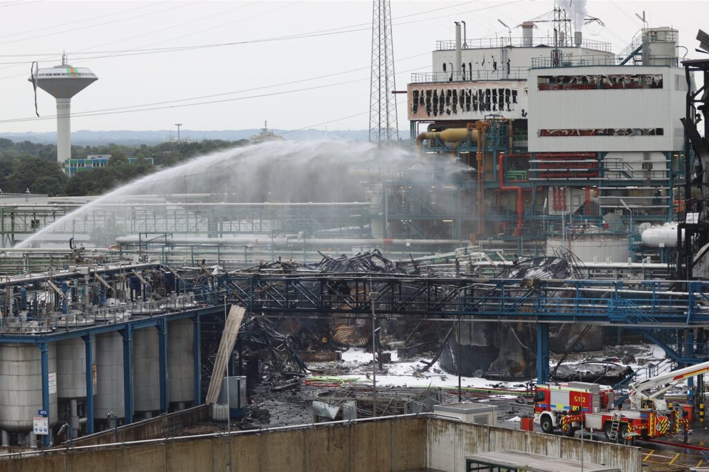 Einsatzkräfte der Feuerwehr sind mit Löscharbeiten im Chempark beschäftigt.