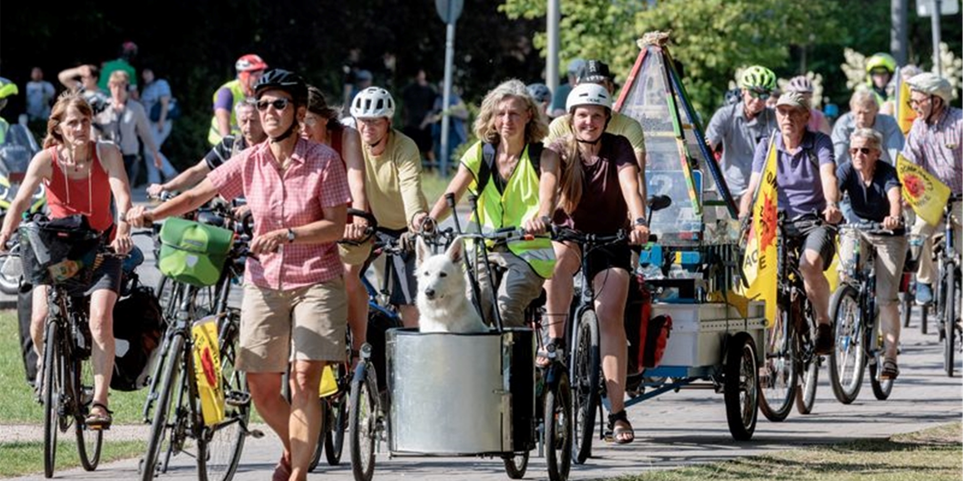 Mit einer am Atomkraftwerk Brokdorf gestarteten Fahrraddemo protestieren Atomkraftgegner gegen die Vorstöße, die Abschaltung der letzten drei AKW in Deutschland Ende des Jahres zu verhindern.