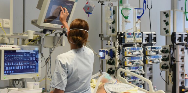 Die Lage auf den Intensivstationen der Kliniken verschärft sich wieder. Die Zahl der Covid-19-Patientinnen und Patienten nimmt in raschem Tempo zu.