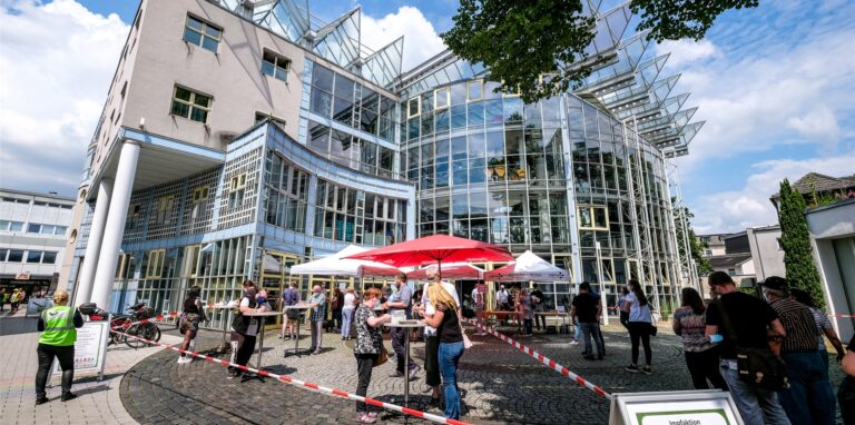 Bei der ersten Impfaktion im Glashaus im Juli 2021 bildeten sich lange Schlangen in der Fußgängerzone.