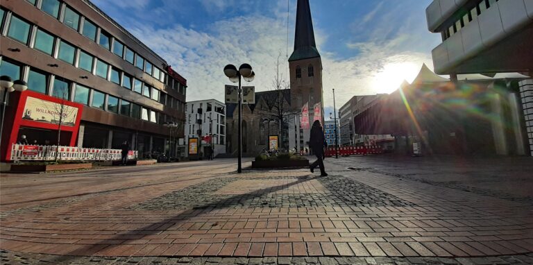 Die Katharinenstraße ist eine wichtige Fußgängerverbindung vom Hauptbahnhof in Dortmunds City. Eine 16-Jährige ist dort von eiinem Auto angefahren worden.