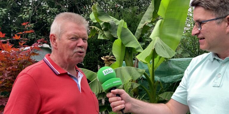 Hobby-Gärtner und Geburtstagskind Gerhard Bretscher (70) aus Herten-Scherlebeck im Gespräch mit HA-Redakteur Oliver Prause.