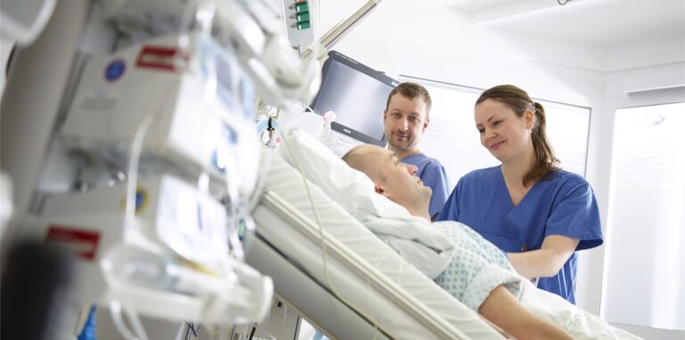 Mitarbeiter und Patient in einem Krankenhauszimmer