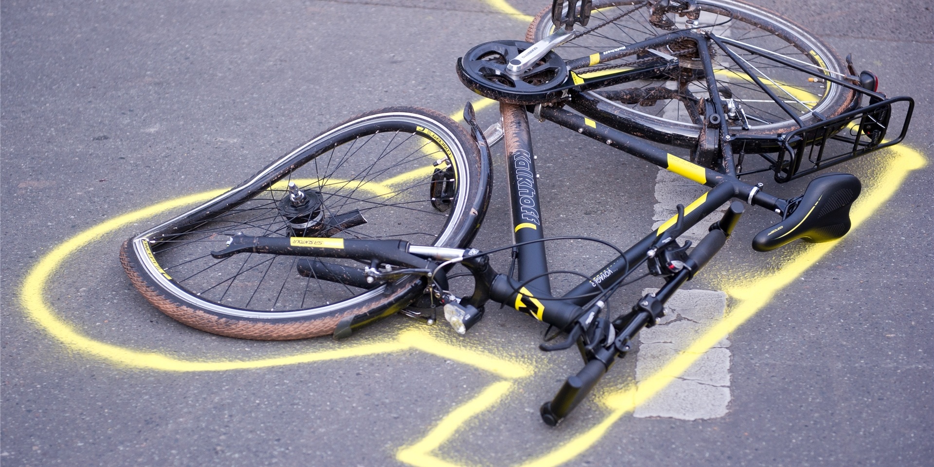Ein zerstörtes Fahrrad liegt nach einem Unfall auf der Straße. (Symbolfoto)