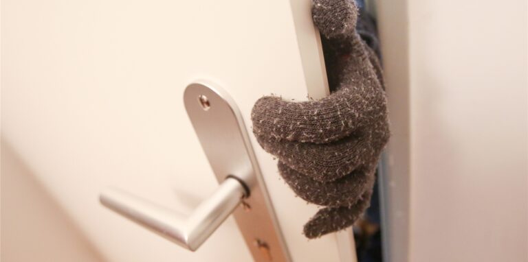Durch eine geöffnete Tür kam der Einbrecher in die Wohnung der älteren Dame (Symbolbild).