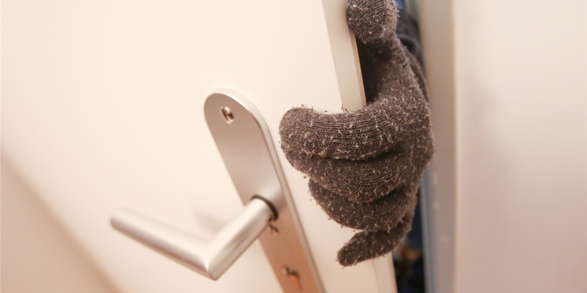 Durch eine geöffnete Tür kam der Einbrecher in die Wohnung der älteren Dame (Symbolbild).