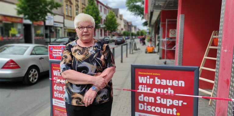 Ilona Hackenberg bereitet sich auf die vorübergehende Schließung ihres Supermarktes vor. Sonst wird es problematisch.