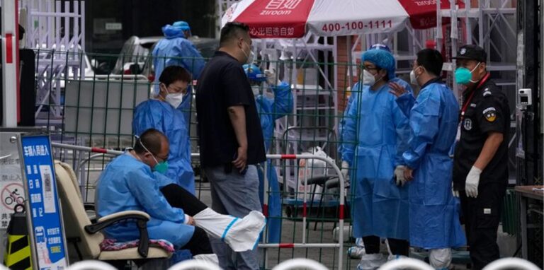 Medzinisches Personal steht am Eingang einer abgeriegelten Gemeinde in Peking: Auf der Suche nach dem Ursprung des Coronavirus Sars-CoV-2 kommt Wissenschaftlern zufolge wahrscheinlich ein Markt in Wuhan in Betracht.