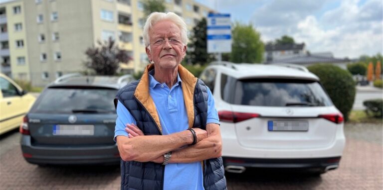 Klaus Bartsch ist empört: „Das ist bewusste Irreführung.“ Seine Frau hat auf dem Action-Parkplatz in Holzen ein Knöllchen kassiert, obwohl sie die Parkscheibe hinter die Windschutzscheibe gelegt hatte.