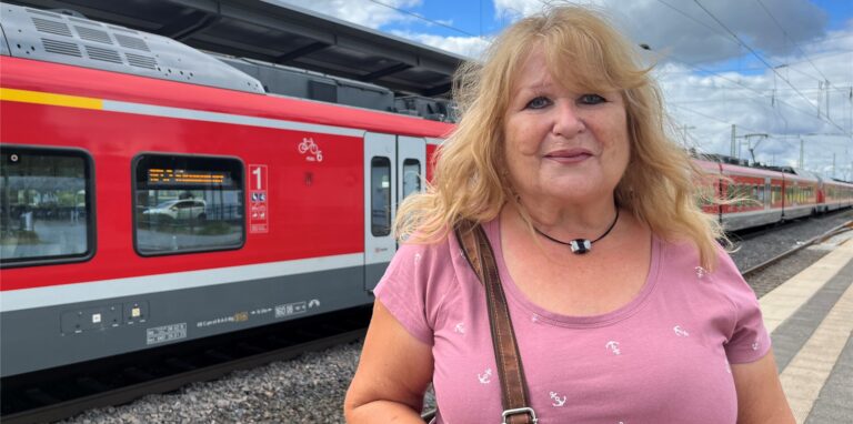 Helga Florian-Buddäus am Halterner Hauptbahnhof.