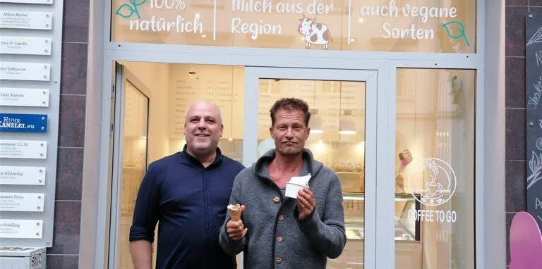 Sein Eis bestellt Til Schweiger (r.) bei Antonio Buzzetta im Becher – doch ein Hörnchen dazu dient ihm als „Löffel“.