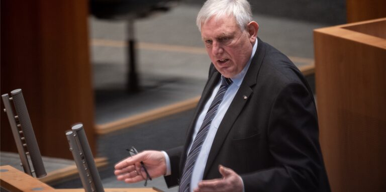 Karl-Josef Laumann (CDU), Minister für Arbeit, Gesundheit und Soziales des Landes Nordrhein-Westfalen, spricht zu den Abgeordneten im Landtag.