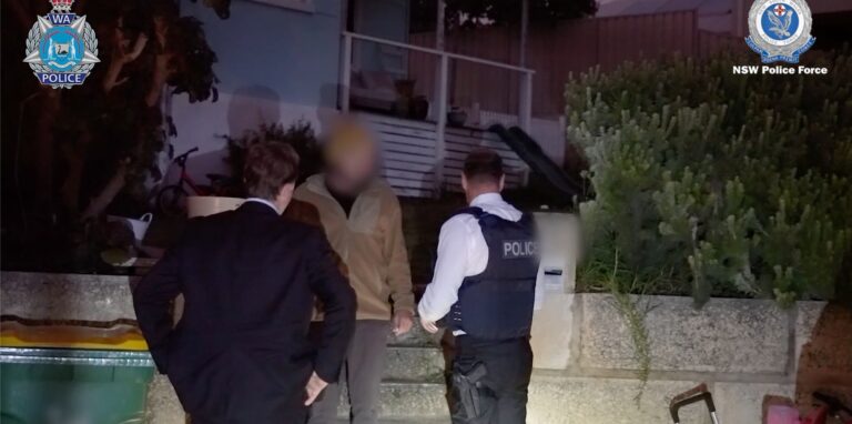 Ein am 26.07.2022 von der NSW POLICE zur Verfügung gestelltes Bild zeigt einen Mann, der im Mordfall der deutschen Rucksacktouristin Simone Strobel vor 17 Jahren festgenommen wurde.