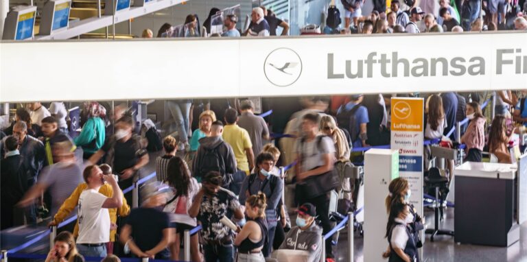 Reisende warten am Frankfurter Flughafen in der Mittagszeit an den Umbuchungs-Schaltern der Lufthansa.
