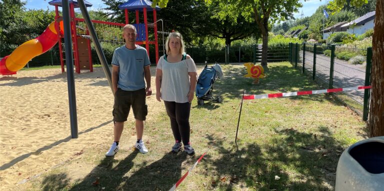 Alex Bernhardt und Kristina Strube vom Vereinsvorstand des KGV Deininghausen kümmern sich um den Spielplatz.