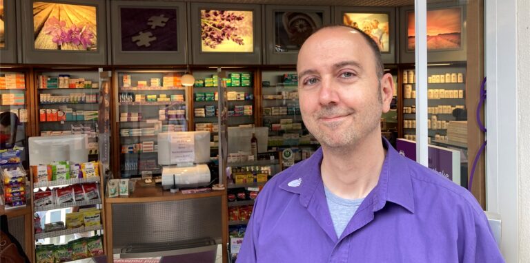 Jan Forster vor seiner Bären-Apotheke in Recklinghausen. Das Medikament Elotrans ist bei ihm nicht mehr erhältlich.