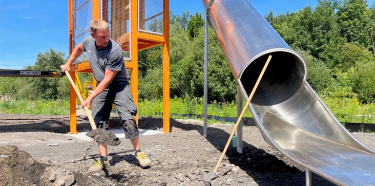 Sebastian Friedrich und seine Kollegen von der Spielgeräte-Firma Kinderland haben am Donnerstag (28.7.) ein großes Spielgerät mitsamt Rutsche im östlichen Bereich des neuen AktivLinearParks installiert.