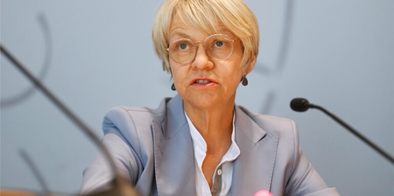 Dorothee Feller (CDU), Ministerin für Schule und Bildung in Nordrhein-Westfalen, stellt anlässlich des kommenden neuen Schuljahres das Handlungskonzept bezüglich des Umgangs mit Corona vor.