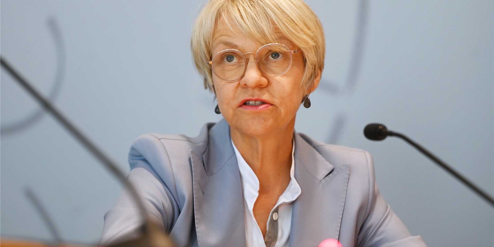 Dorothee Feller (CDU), Ministerin für Schule und Bildung in Nordrhein-Westfalen, stellt anlässlich des kommenden neuen Schuljahres das Handlungskonzept bezüglich des Umgangs mit Corona vor.