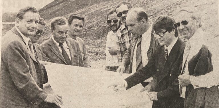 Planungsgespräch auf der Bergehalde Schwerin im Jahr 1975: Vertreter vieler Ämter und des Bergbaus schmiedeten damals den Plan des „Monte Schwerin“.