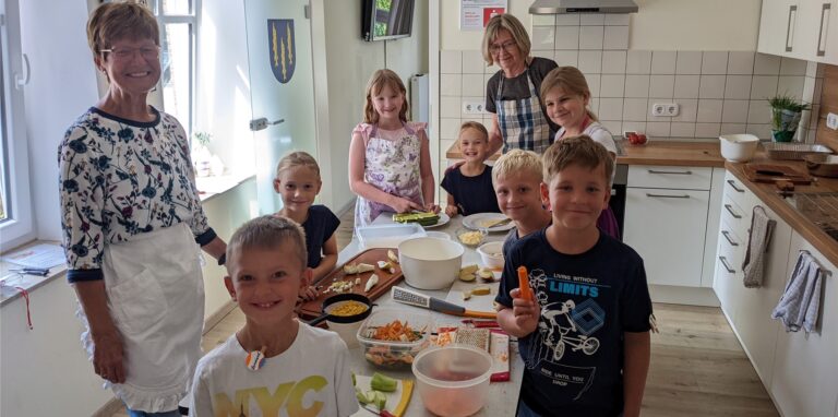 Petra Keller und Gisela Poppek organisierten an vier Nachmittagen in den Ferien das Projekt „Kleine Helden in der Küche“ im Heimathaus.