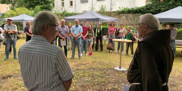 Pater Heribert und Pastor Lutterbeck hielten in Dorsten eine kurze Andacht für die Angehörigen, die ihre Liebsten durch die Folgen von Drogenkonsum verloren haben.