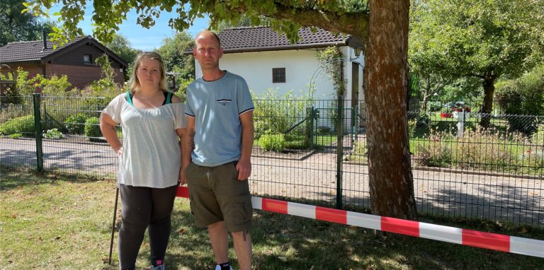 Kristina Strube und Alex Bernhardt (2. und 1. Vorsitz im KGV) kümmern sich um den Spielplatz in Deininghausen.