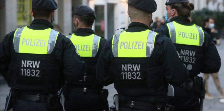 Polizisten einer Hundertschaft gehen in der Düsseldorfer Altstadt Streife.